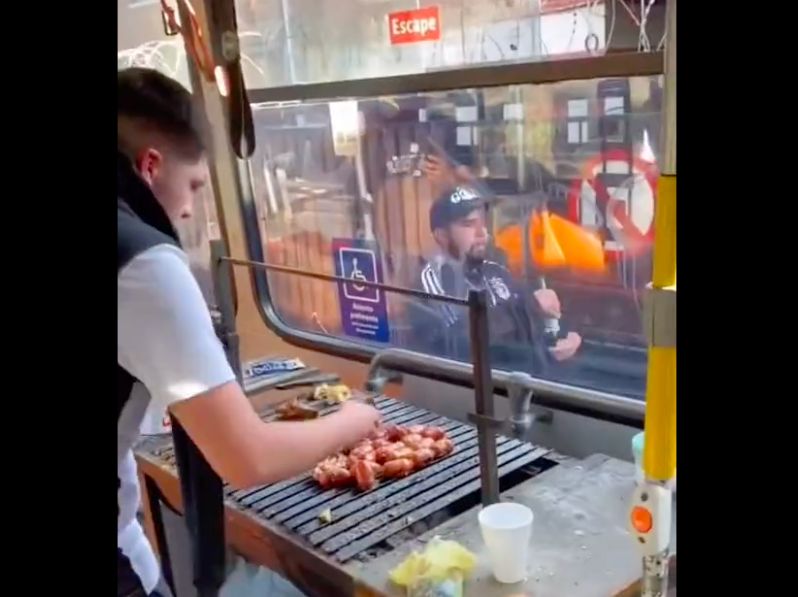 Nueva Tendencia Mujer Se Prepar Una Michelada En La Micro Nueva