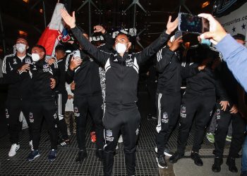 Hinchas de Colo Colo se hacen notar en Buenos Aires