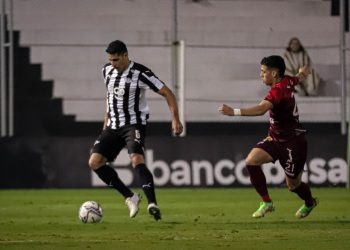 Diego Viera se acerca a la U: El zaguero paraguayo puso su casa en arriendo