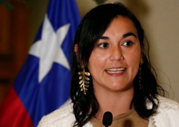 La ministra Izkia Siches abandona conferencia de prensa ante preguntas de periodista