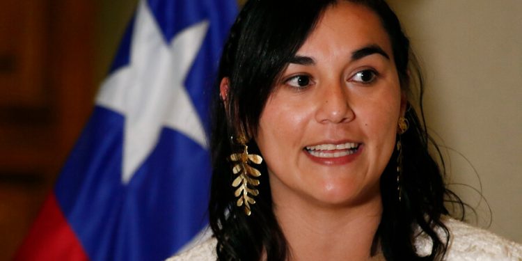 La ministra Izkia Siches abandona conferencia de prensa ante preguntas de periodista