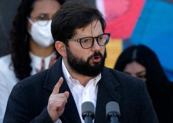 Manifestaciones en el hospital Félix Bulnes tras la pauta del Presidente Gabriel Boric