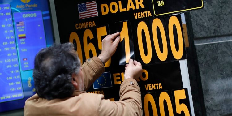 Dólar baja a los $1.000 luego del anuncio del Banco Central