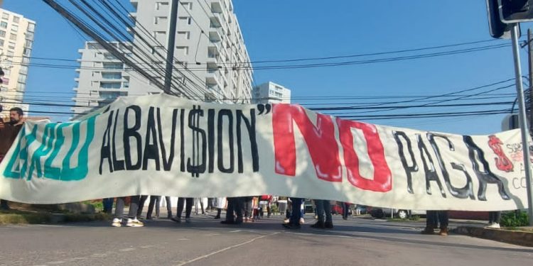 "Con impotencia y dolor": Trabajadores de La Red protestan por despido de sus 45 compañeros