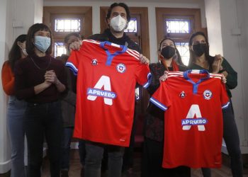 Mirosevic y Cariola con camiseta intervenida