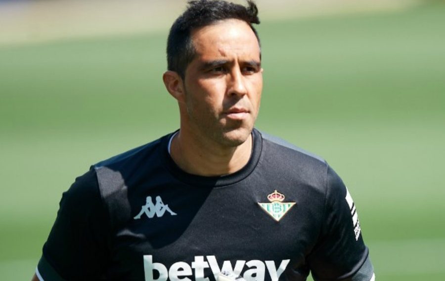 Claudio Bravo podría quedar sin jugar en La Liga por no ser inscrito en el Real Betis