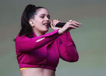 Con gritos de «Apruebo» culminó el esperado concierto de Rosalía en Chile