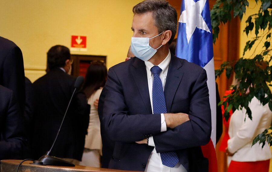 El diputado Gonzalo de la Carrera tras bajar la publicación que ocasionó una ola de criticas, vuelve a publicar en Twitter