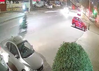 Dramático registro: Delincuentes atropellan a una mujer al huir de fiscalización