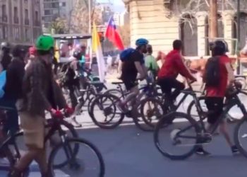 Polémica por ciclista supuestamente agrediendo a un caballo en manifestaciones en el centro de Santiago