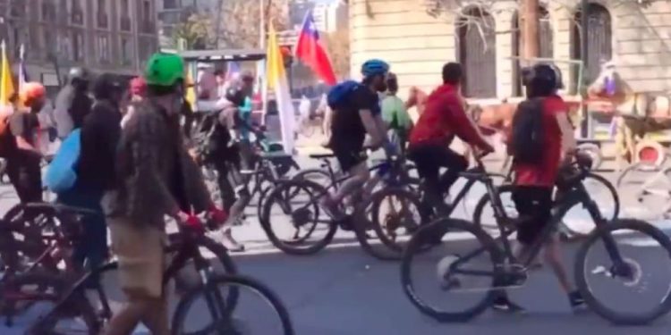 Polémica por ciclista supuestamente agrediendo a un caballo en manifestaciones en el centro de Santiago