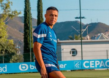 Alexis Sánchez casi termina en el piso en su bienvenida al Marsella