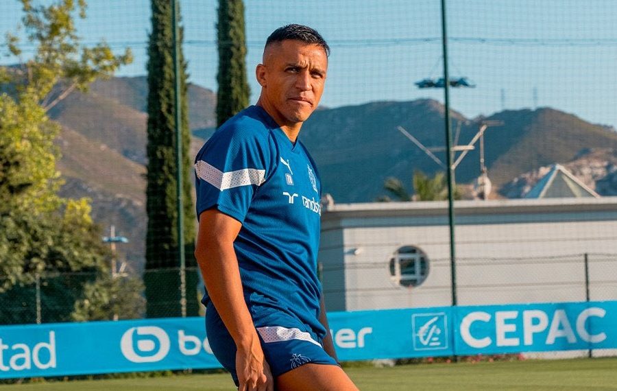 Alexis Sánchez casi termina en el piso en su bienvenida al Marsella