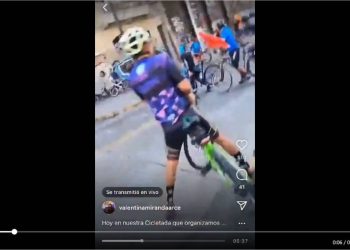 Nuevo registro muestra a cicilistas agrediendo animales en marcha del apruebo