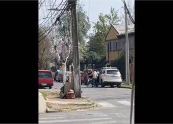 (Video) Violento robo de auto se registra frente a un colegio en Macul