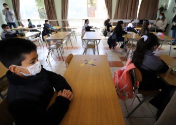 Minsal en unos días anunciará el fin del uso de la mascarilla