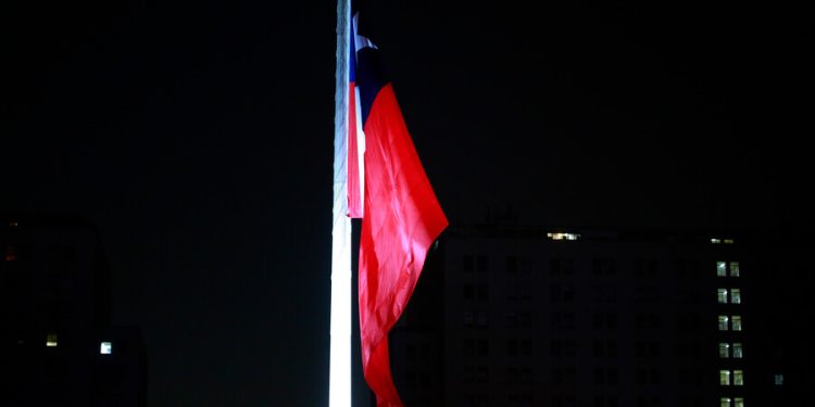 Joven apagó con sus manos bandera chilena para evitar que fuera quemada