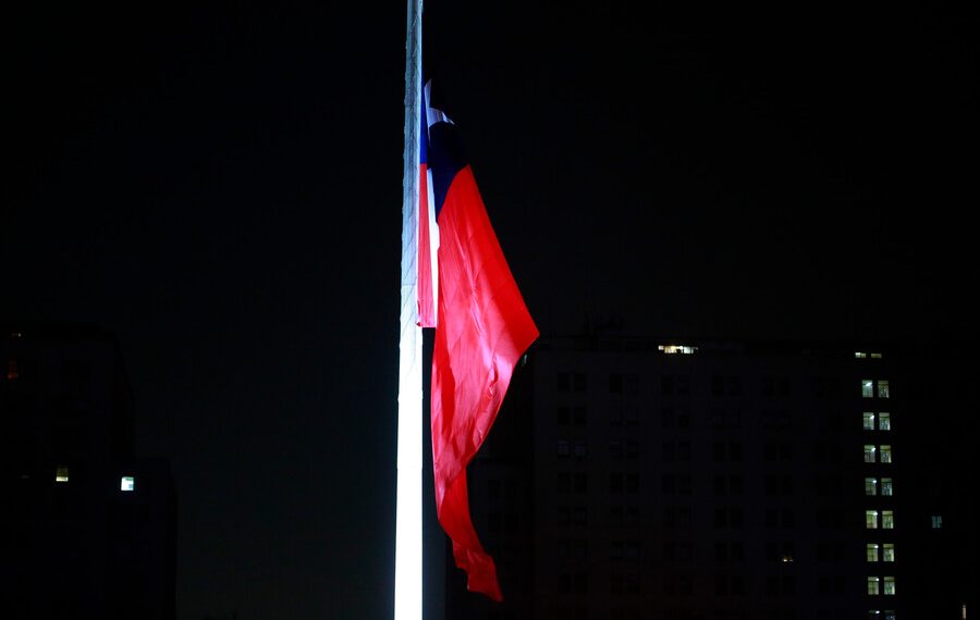 Joven apagó con sus manos bandera chilena para evitar que fuera quemada