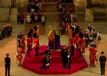Guardia que cuida féretro de la Reina Isabel II se desmayó