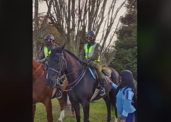 Osada acción de mujer con carabinero