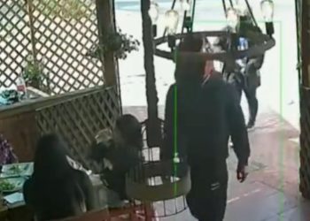 Pareja de asaltantes venezolanos son golpeados tras ingresar a robar a local a plena luz del día