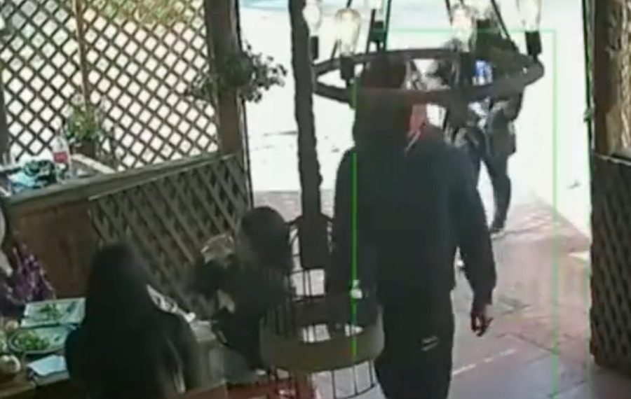 Pareja de asaltantes venezolanos son golpeados tras ingresar a robar a local a plena luz del día