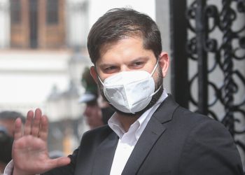 Presidente del partido Comunista reveló secreta conversación con Gabriel Boric