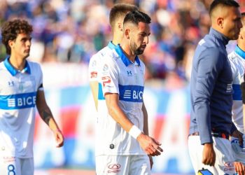 Lo empapelaron: Así fue recibido Mauricio Isla por los hinchas de la U en el Santa Laura