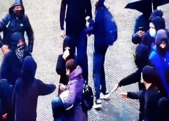 Manifestantes del apruebo agreden a mujer que los intentó detener