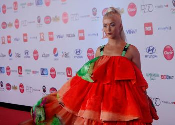 Vesta Lugg recibe desatinado comentario por el tamaño de su busto: Ella contestó