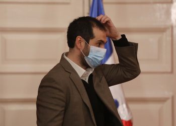 «Pacos asesinos»: Funan a ministro Grau por sus fuertes tweets contra carabineros