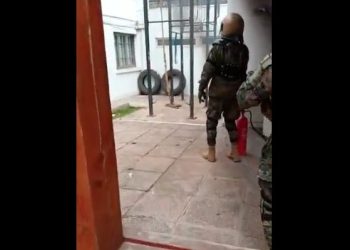 Nueva jornada de incidentes: Estudiantes del INBA atacan a militares