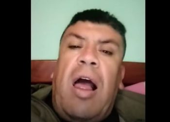 Loco René besa apasionadamente a mujer en pleno concierto