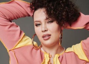 Michelle Carvalho sorprende al mostrarse sin tapujos en traje de baño