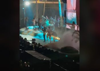(VIDEO) Bad Bunny empujó a camarógrafo en pleno concierto