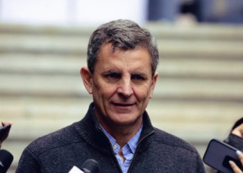 Funan a De La Carrera por transfóbico y tratar de «feminazi» a una parlamentaria