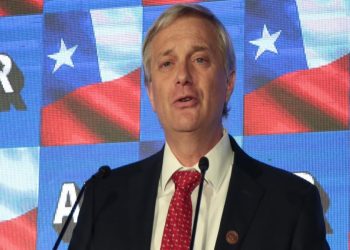 José Antonio Kast funa a Camila Vallejos por jugar ping-pong y no trabajar