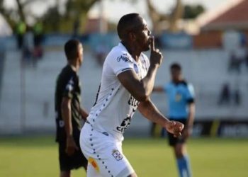 Impactante: Futbolista apostó cortársela si su equipo desciende de categoría