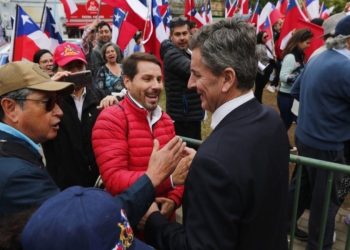 Así fue el abrazo de Pancho Malo y Gonzalo de La Carrera en marcha del Team Patriota