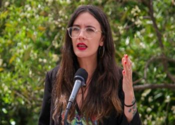 Siguen las funas a Camila Vallejos tras justificar la muerte del sargento, Carlos Retamal