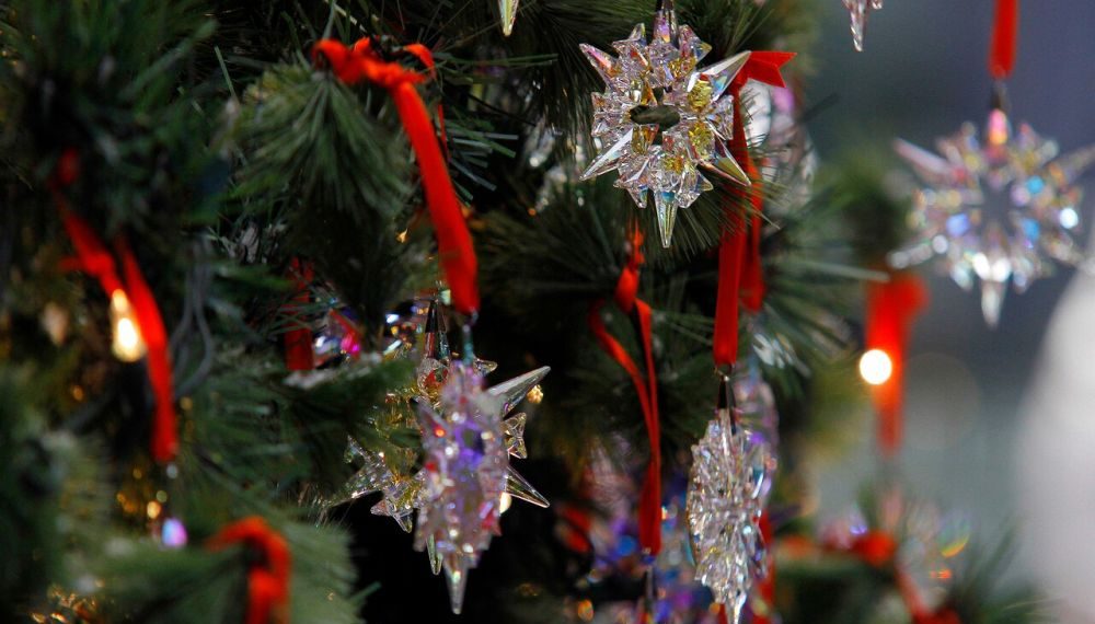 Un árbol de Navidad se encuentra adornado, esperando las fiestas con una Navidad XL