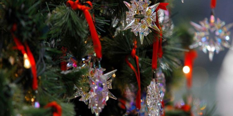 Un árbol de Navidad se encuentra adornado, esperando las fiestas con una Navidad XL