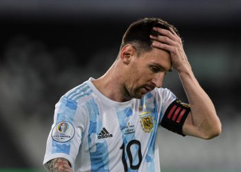 Lionel Messi con rostro preocupado, tomándose la cabeza con una mano