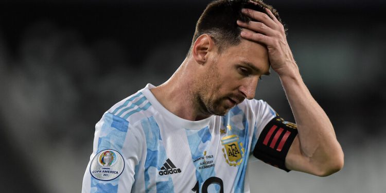 Lionel Messi con rostro preocupado, tomándose la cabeza con una mano
