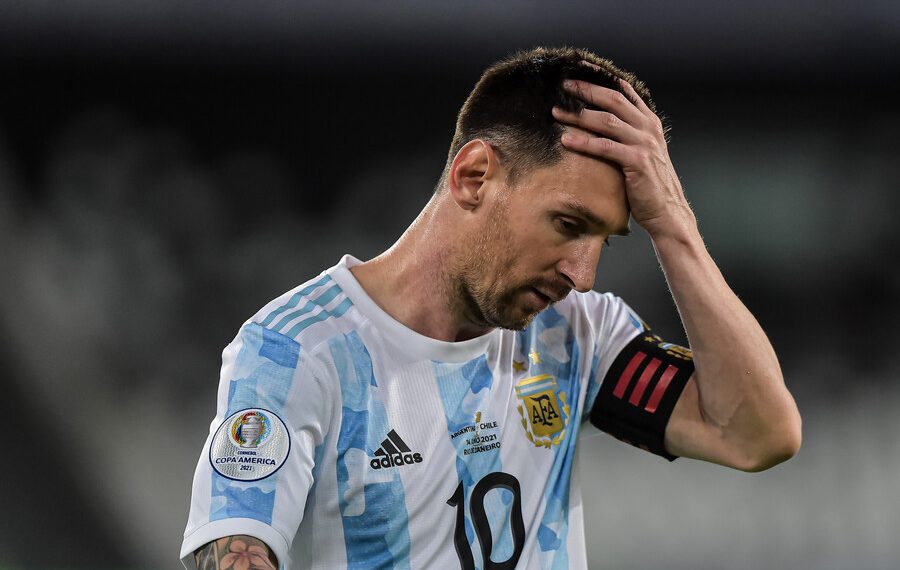 Lionel Messi con rostro preocupado, tomándose la cabeza con una mano