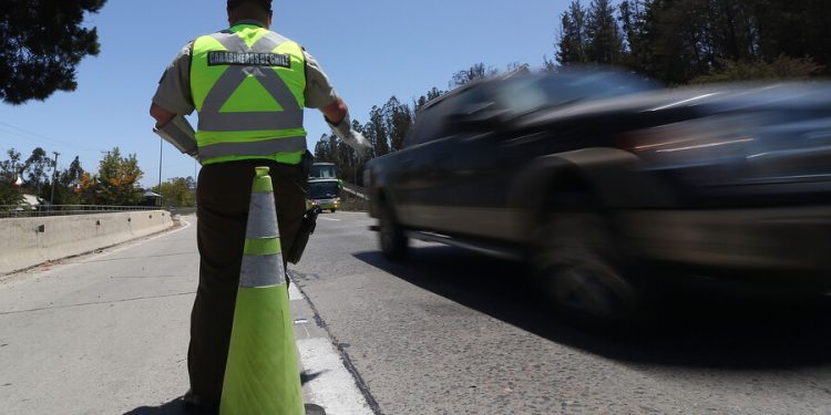 Carabineros controlando el tránsito