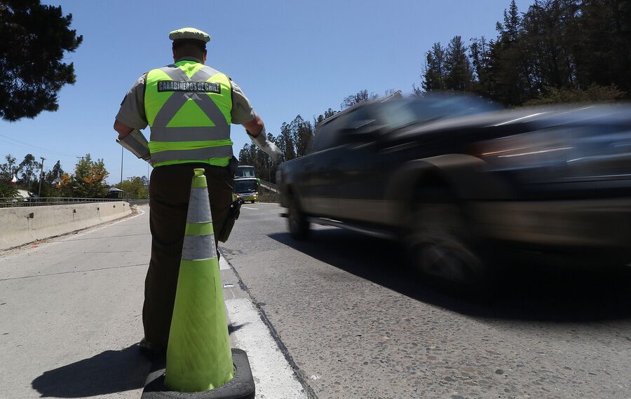 Carabineros controlando el tránsito