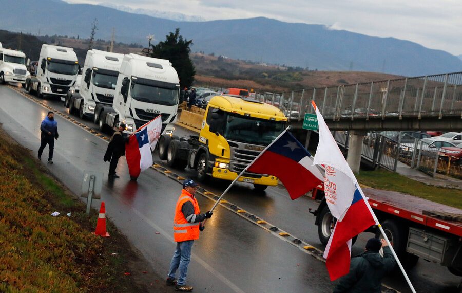 camioneros bloqueando carreteras en un paro