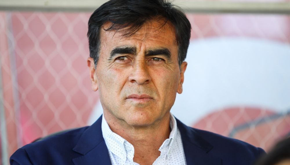 Gustavo Quinteros, DT de Colo Colo, con cara de preocupado