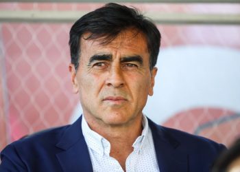 Gustavo Quinteros, DT de Colo Colo, con cara de preocupado
